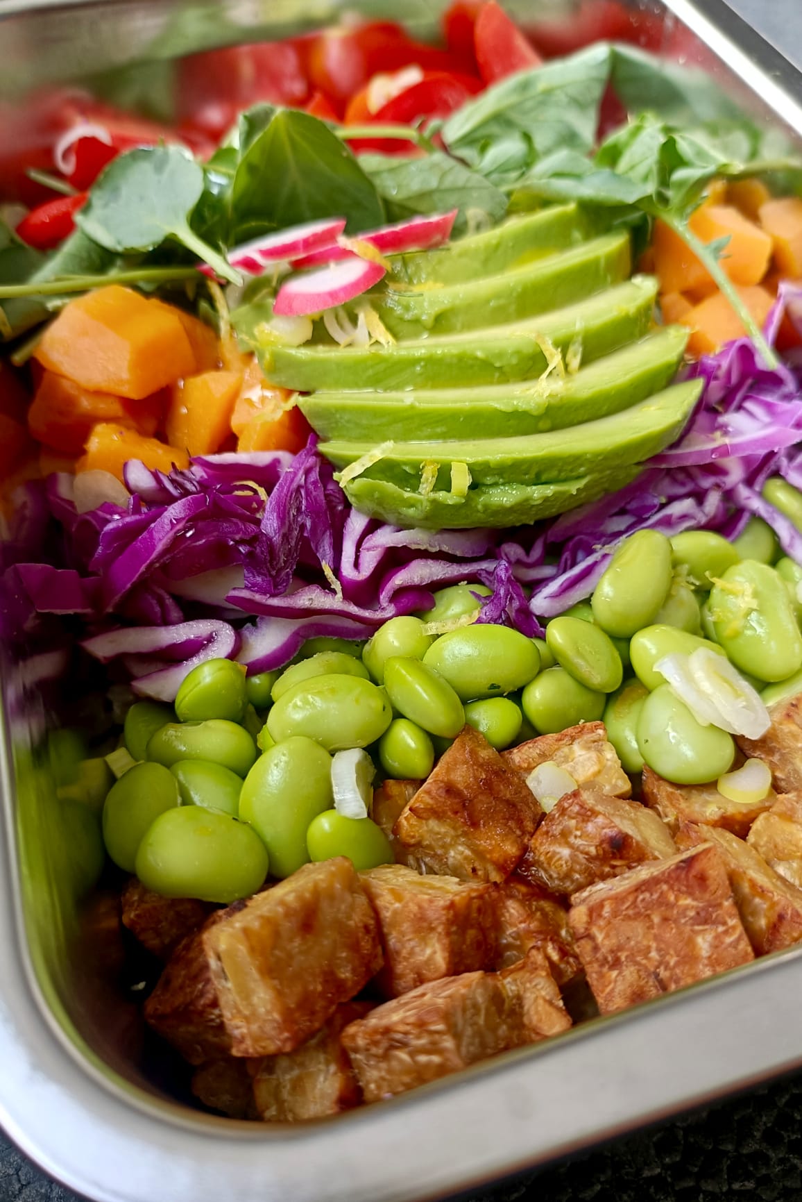 Buddah bol d'arròs, tempeh marinat i salsa de cacauet