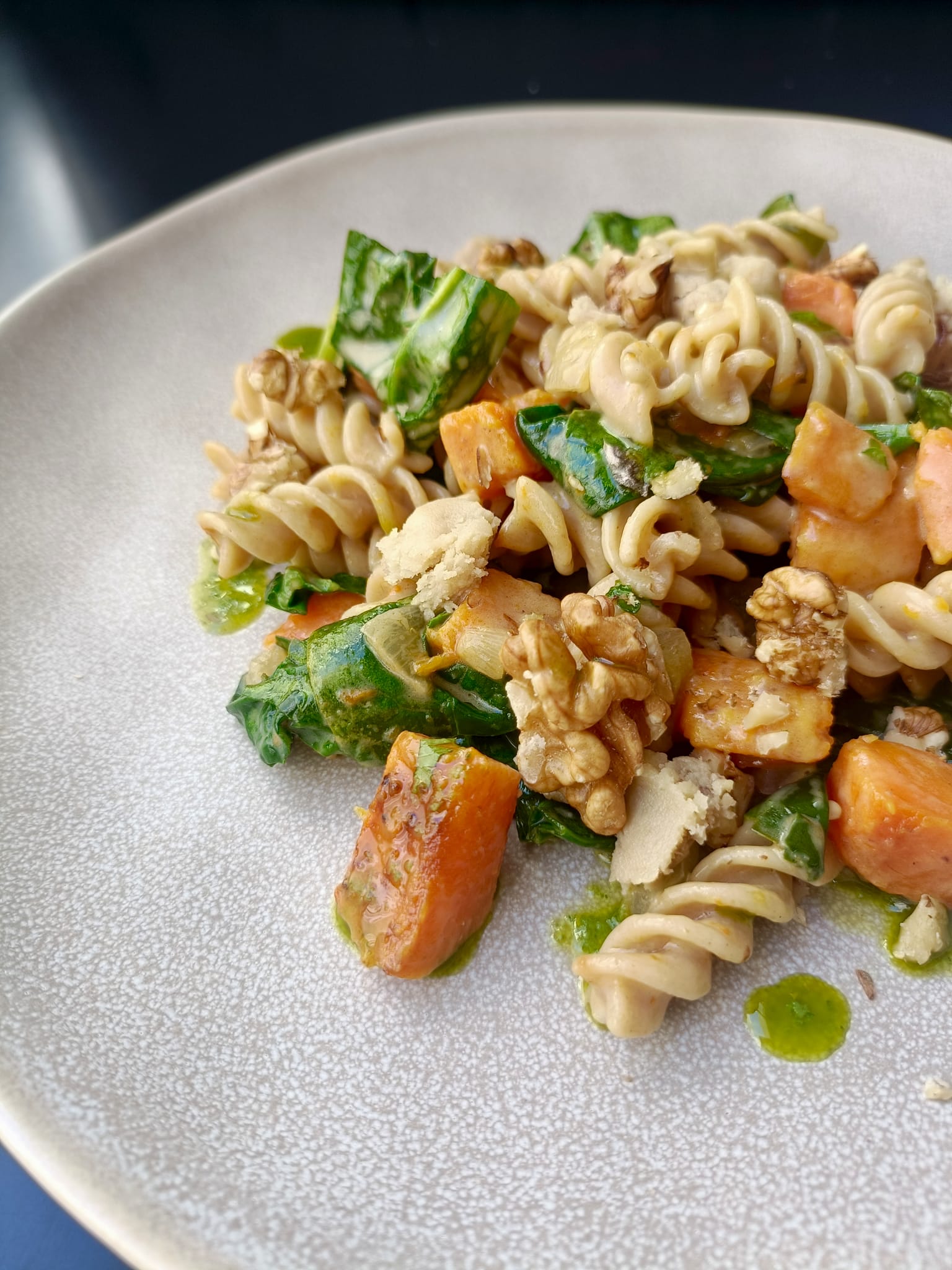 Pasta con calabaza asada, espinacas, nueces y Bon bessó.