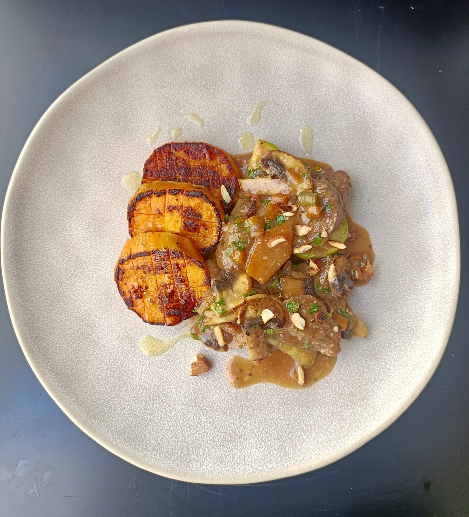 Fricandó de seitan con champiñones y boniato asado.