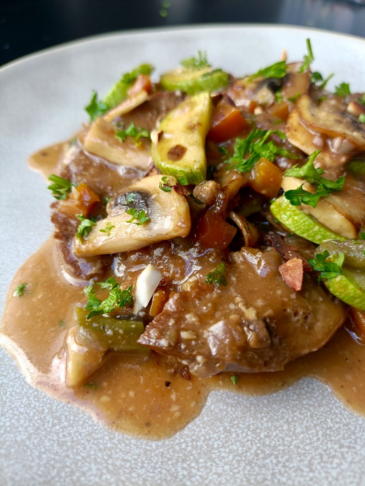 Fricandó de seitan con champiñones y boniato asado.