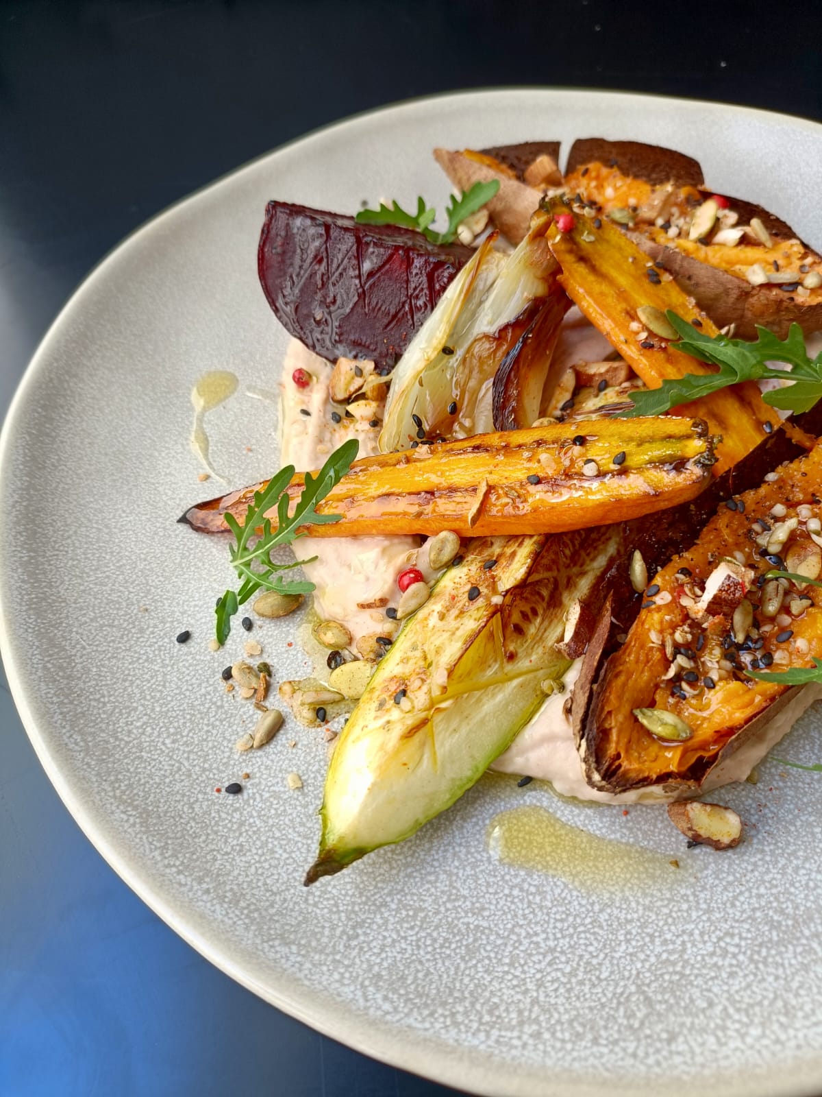 Verduras asadas con hummus de alubia y dukkah