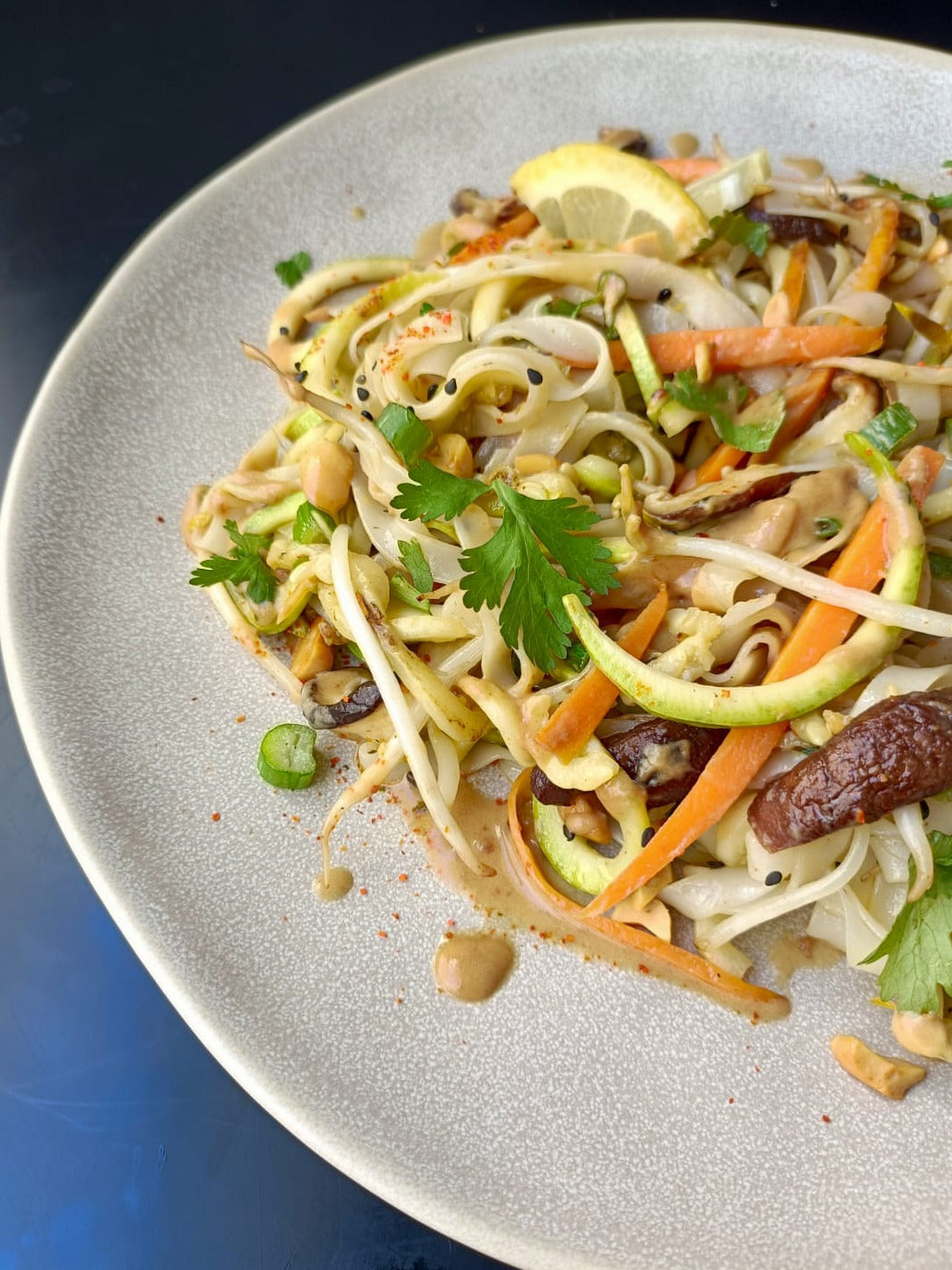 Pad thai de verduras, tofu ahumado y salsa de tamarindo