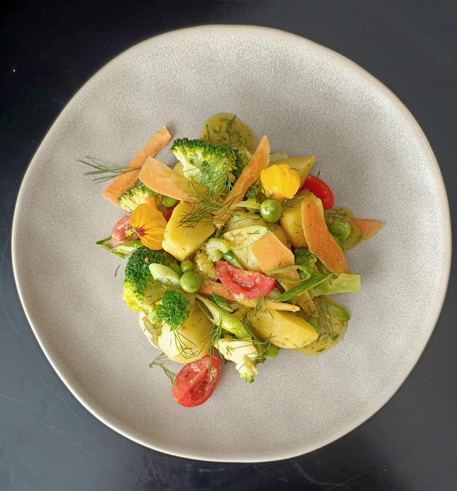 Ensalada de patata, brócoli y vinagreta de mostaza