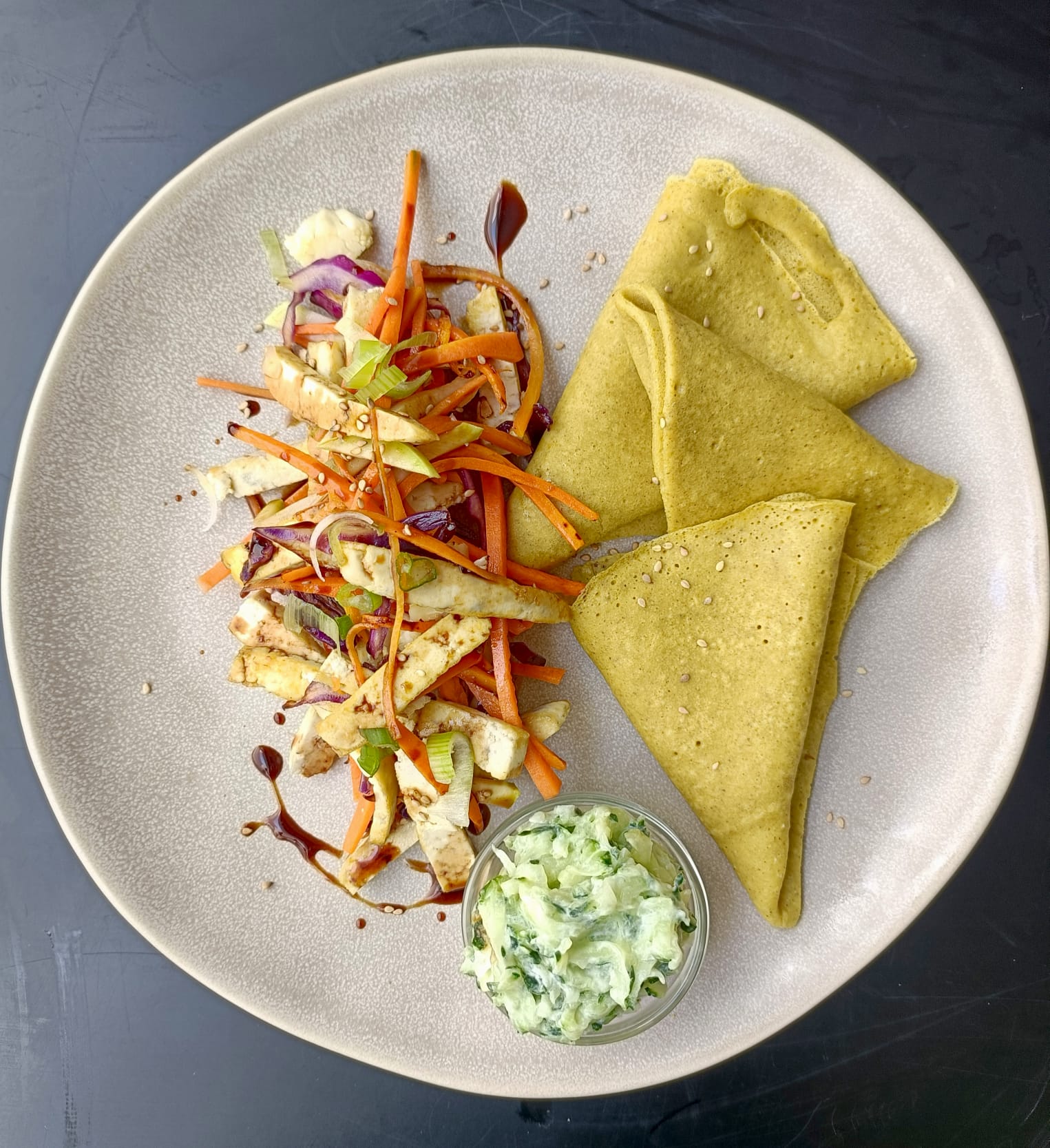 Crepes de sarraceno con wok de verduras, tofu y tzatziki