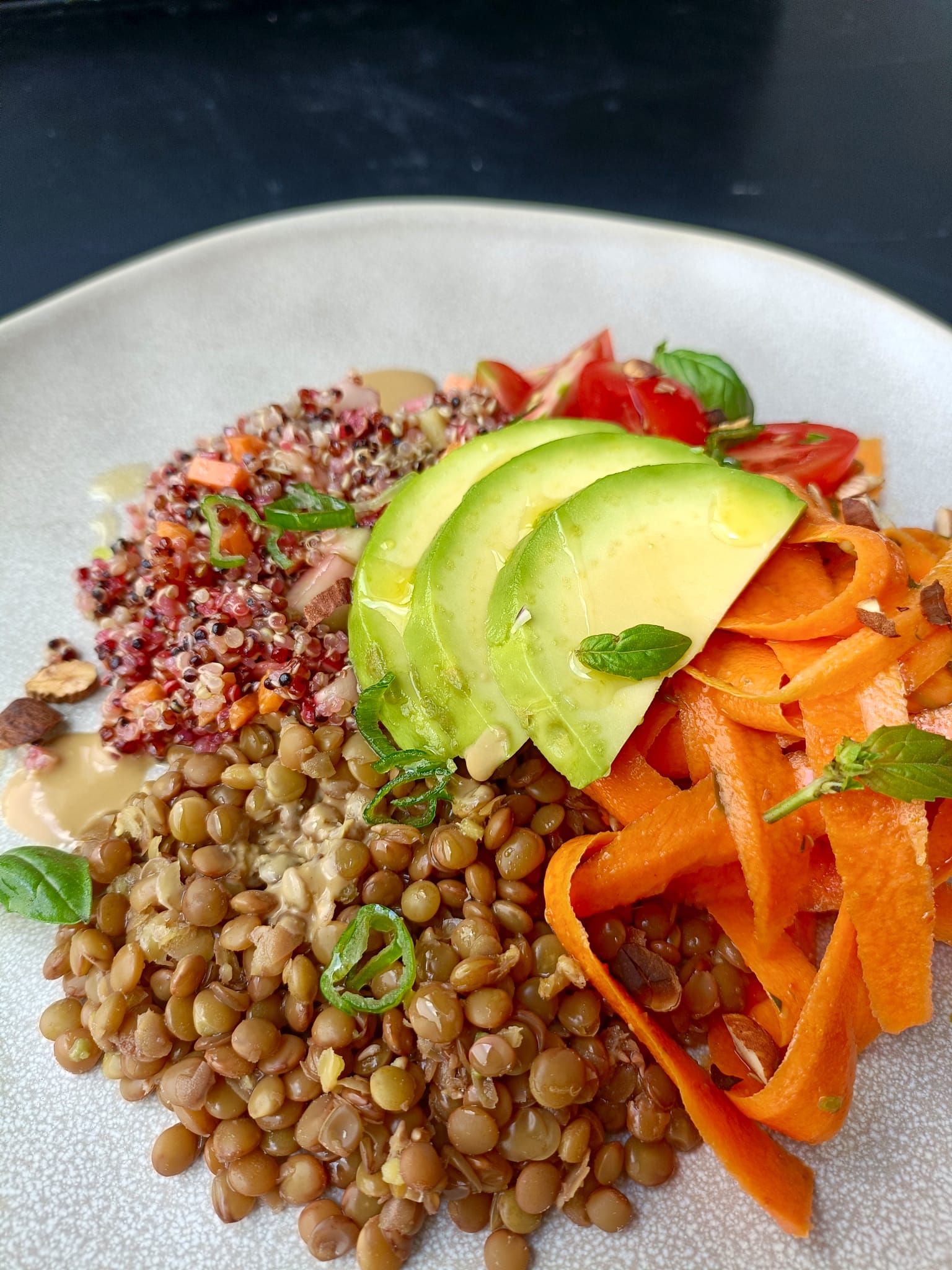 Ensalada de quinoa, lentejas, zanahorias marinadas y vinagreta de miso suave