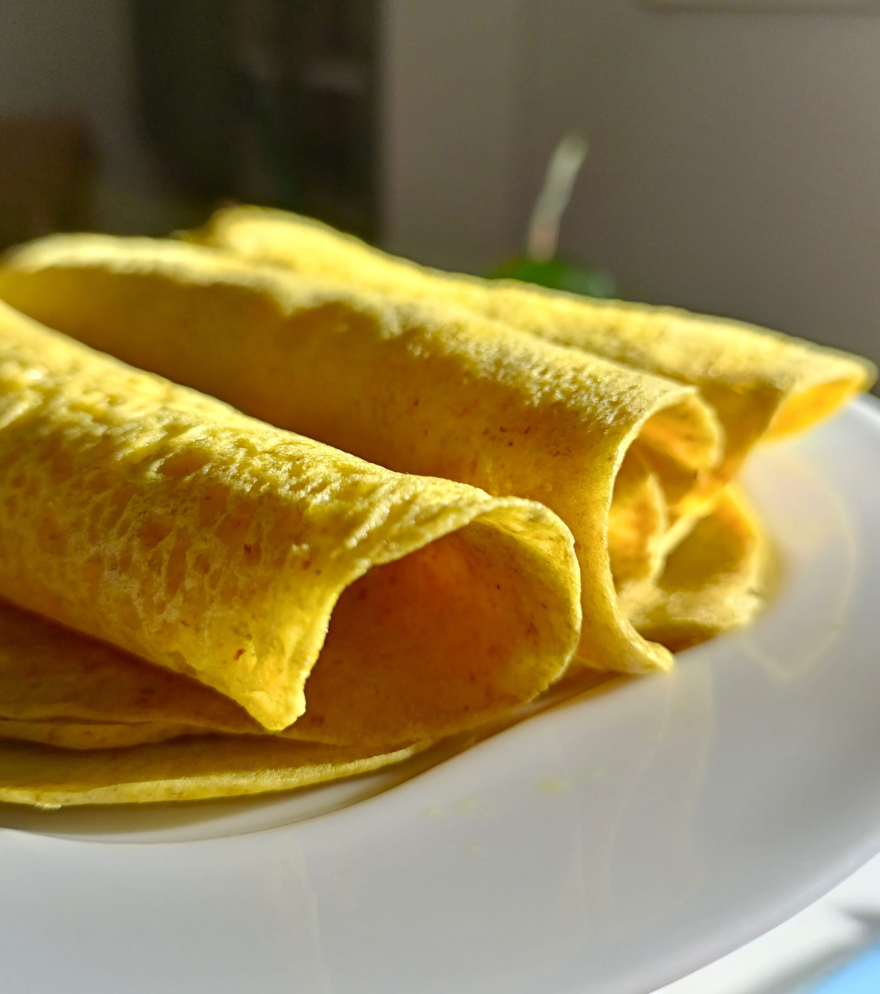 Crepes de sarraceno con wok de verduras, tofu y tzatziki