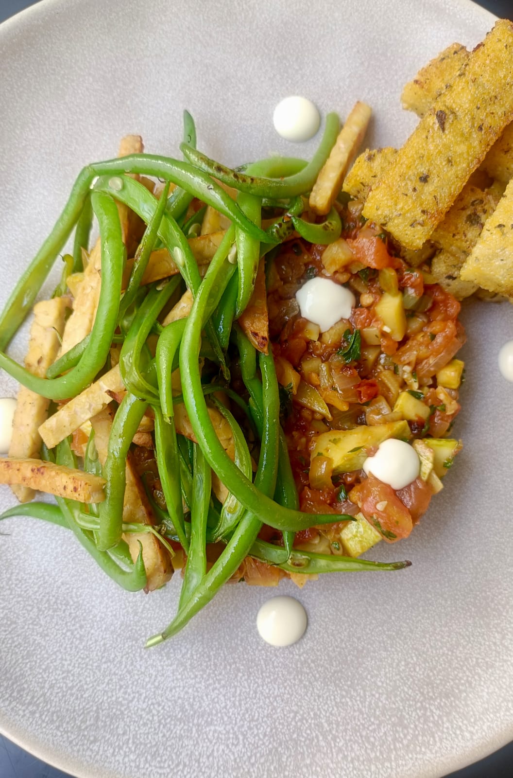 Polenta cruixent, pisto manxec i saltejat de mongetes verdes i tempeh