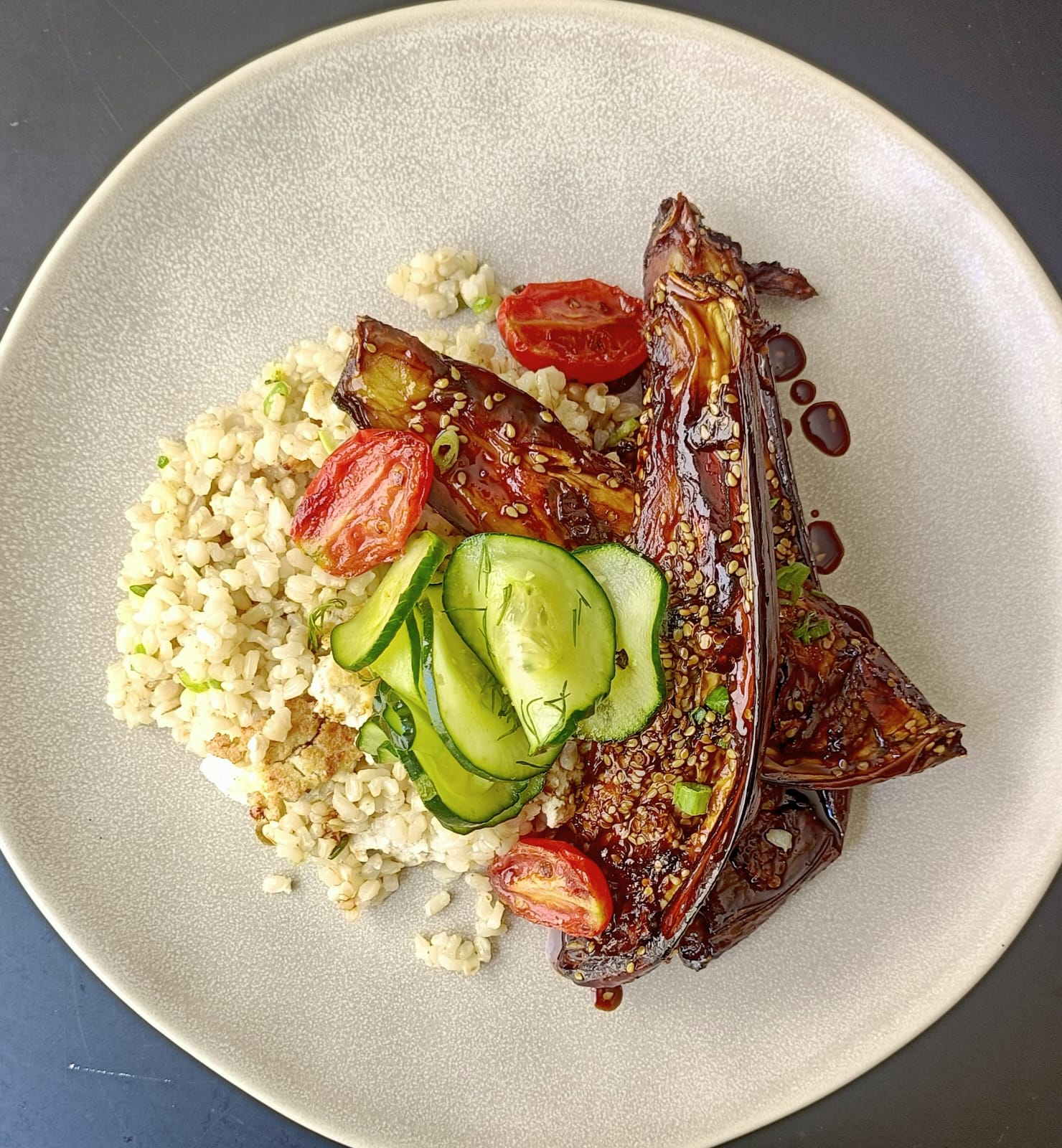 Albergínies glacejades amb arròs, tofu i cogombre envinagrat