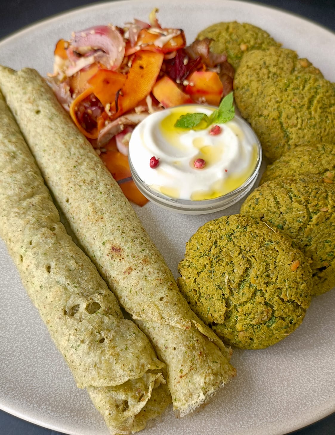 Falafel con verduras salteadas, salsa de yogurt y crepes