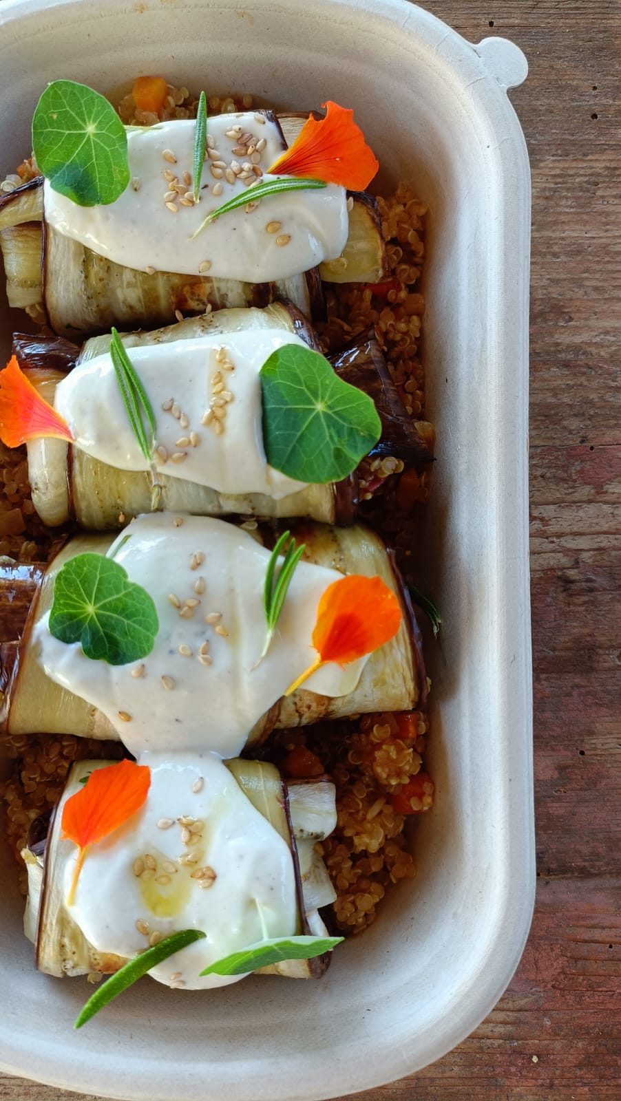 Rotllets d'albergínia amb quinoa i verdures