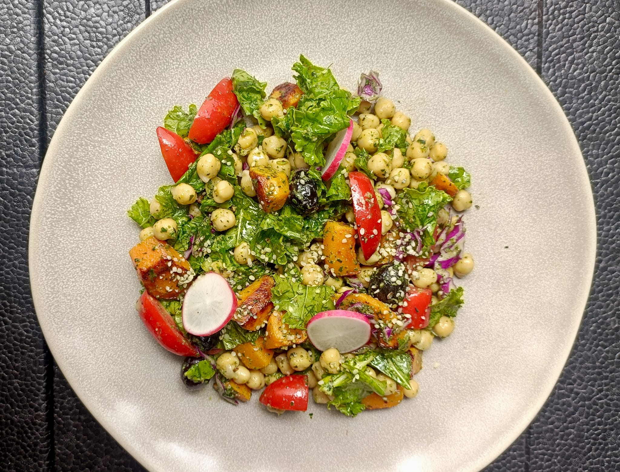 Cigrons amb pesto de kale, cànem i pastanagues rostides