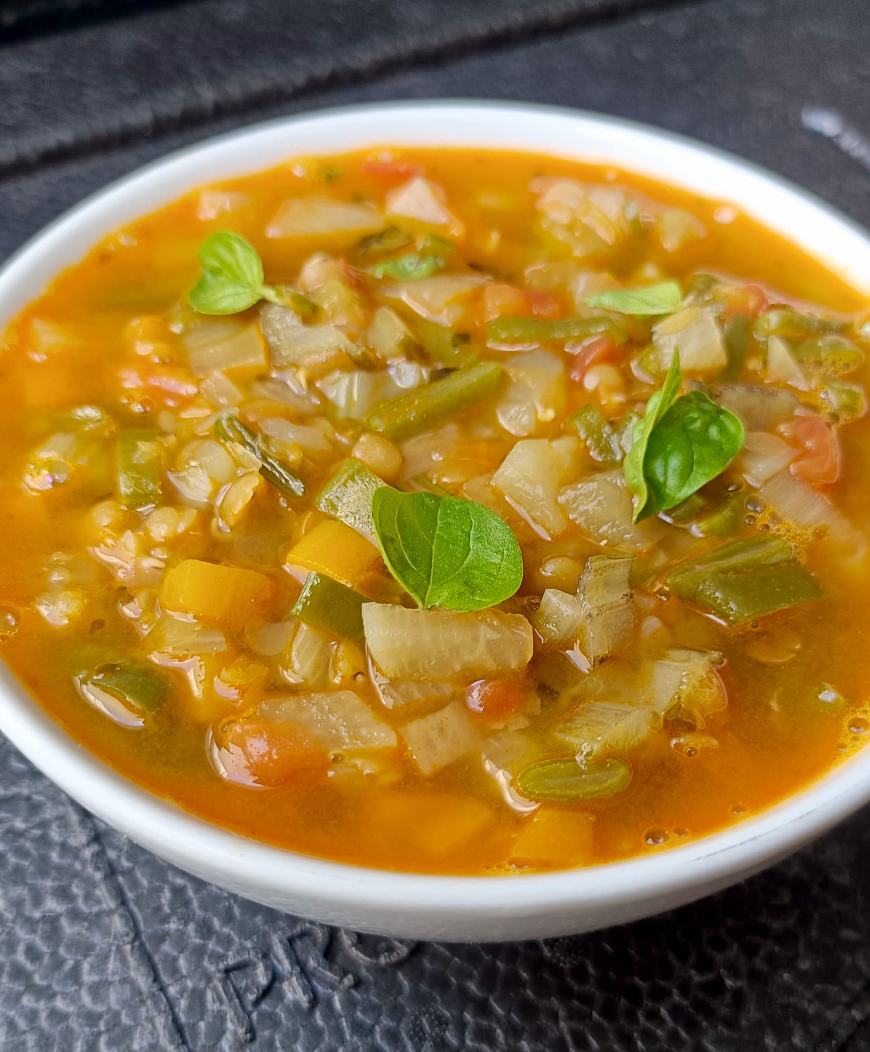 Escudella de verano con alubias de confit