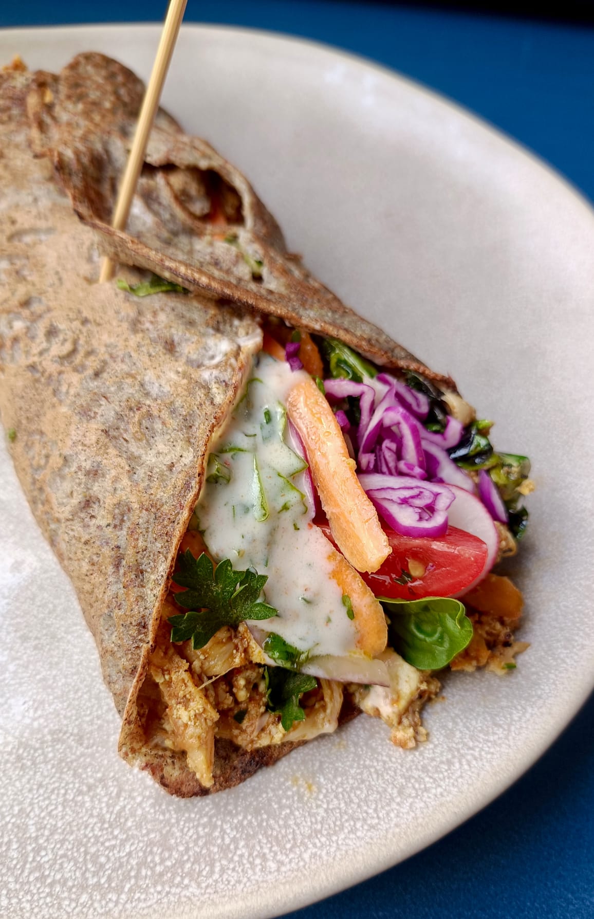 Fajita de setas al estilo cochinita pibil, verduras y salsa de yogurt