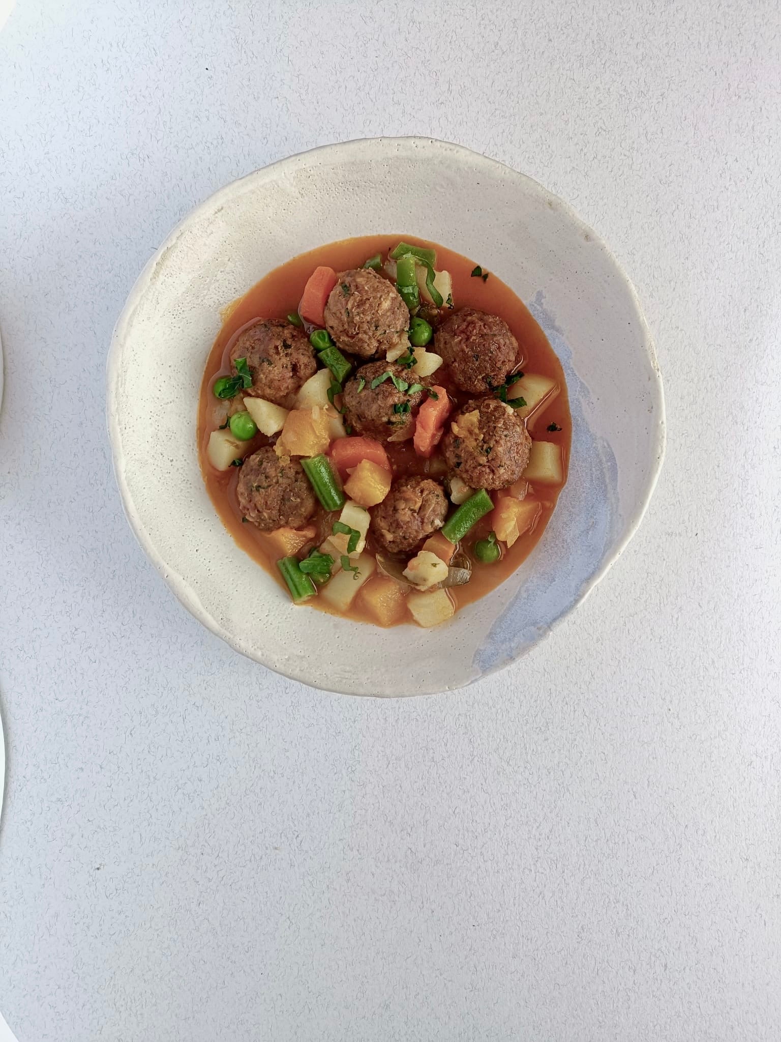 Albóndigas estofadas con verduras y puré de patata