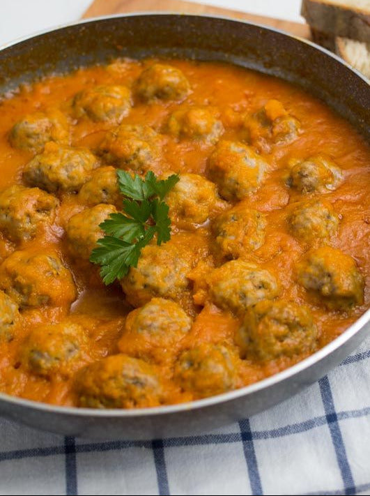Albondigas en salsa con verduras y arroz