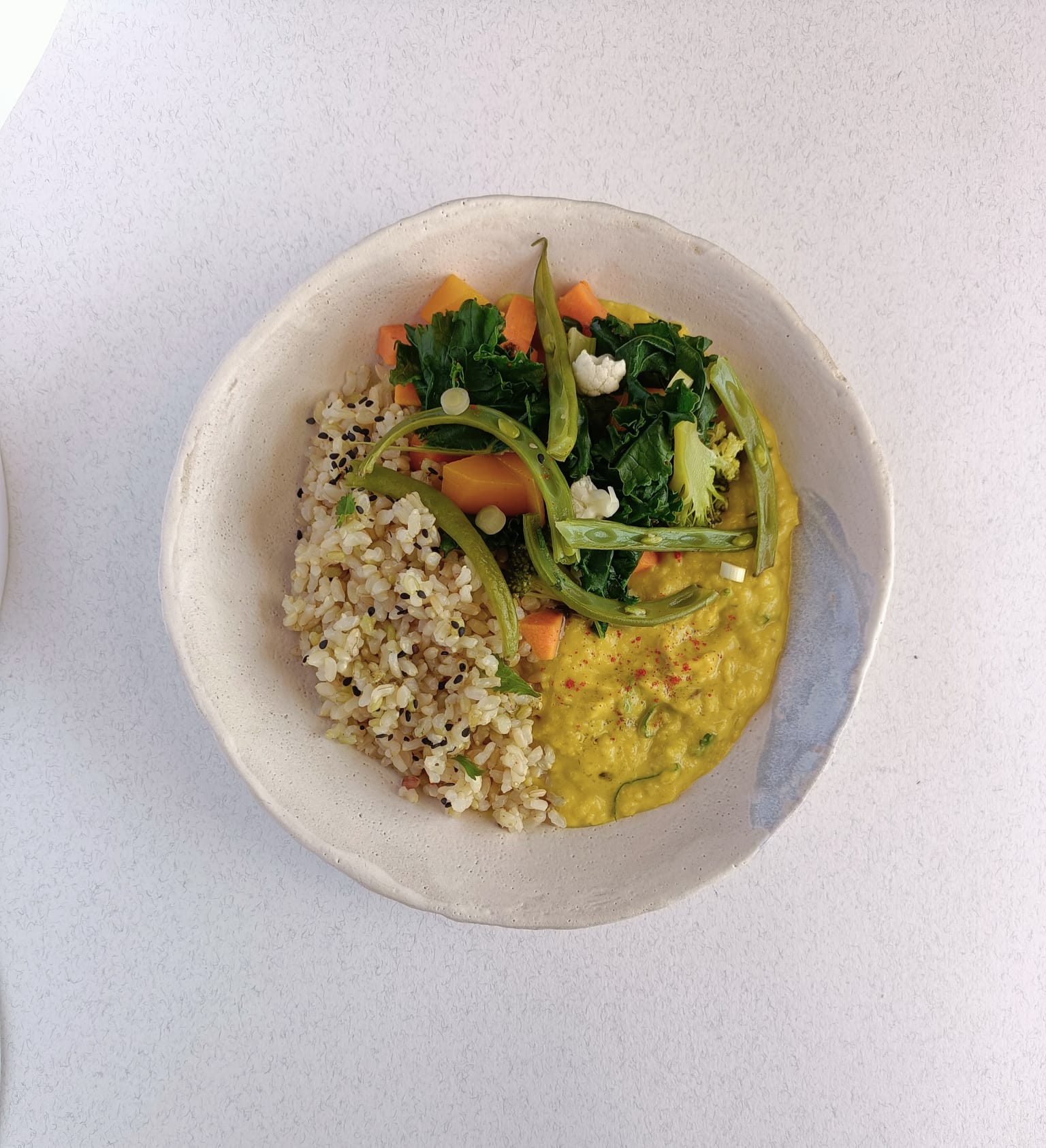 Dhal de lenteja roja, verduras al vapor y arroz de Sa Pobla.