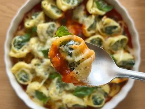 Pasta farcida d'espinacs i formatge d'ametlla amb salsa napolitana