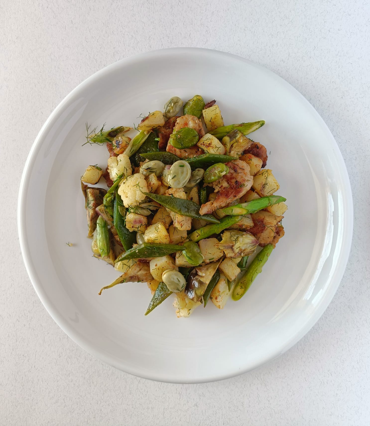 “Frit” ligero de verduras de primavera con bocados de heura marinados.