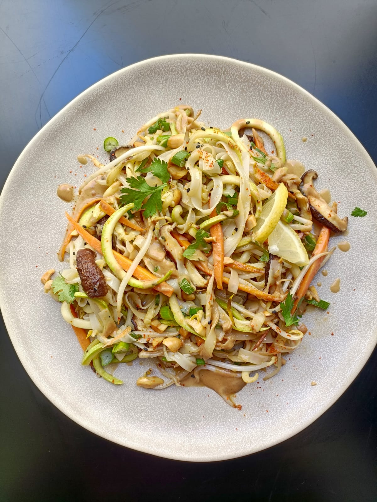 Pad thai de verduras, tofu ahumado y salsa de tamarindo