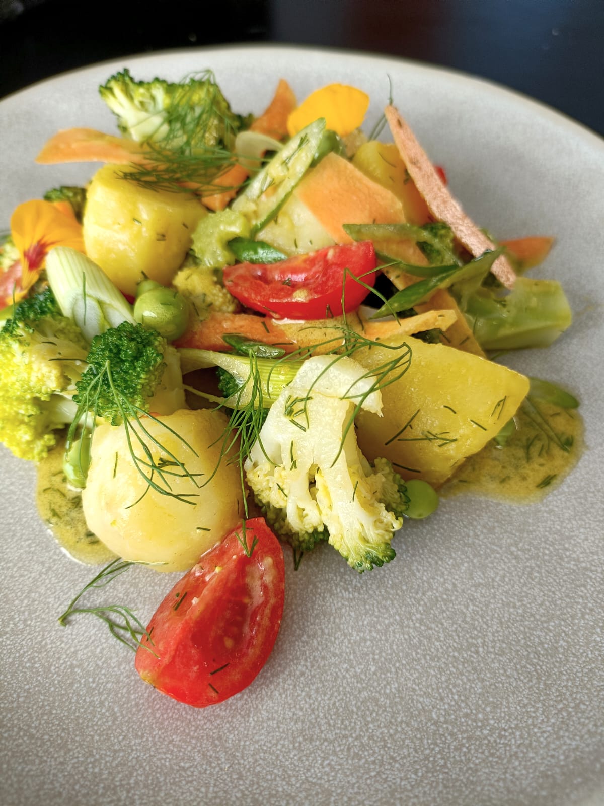 Ensalada de patata, brócoli y vinagreta de mostaza