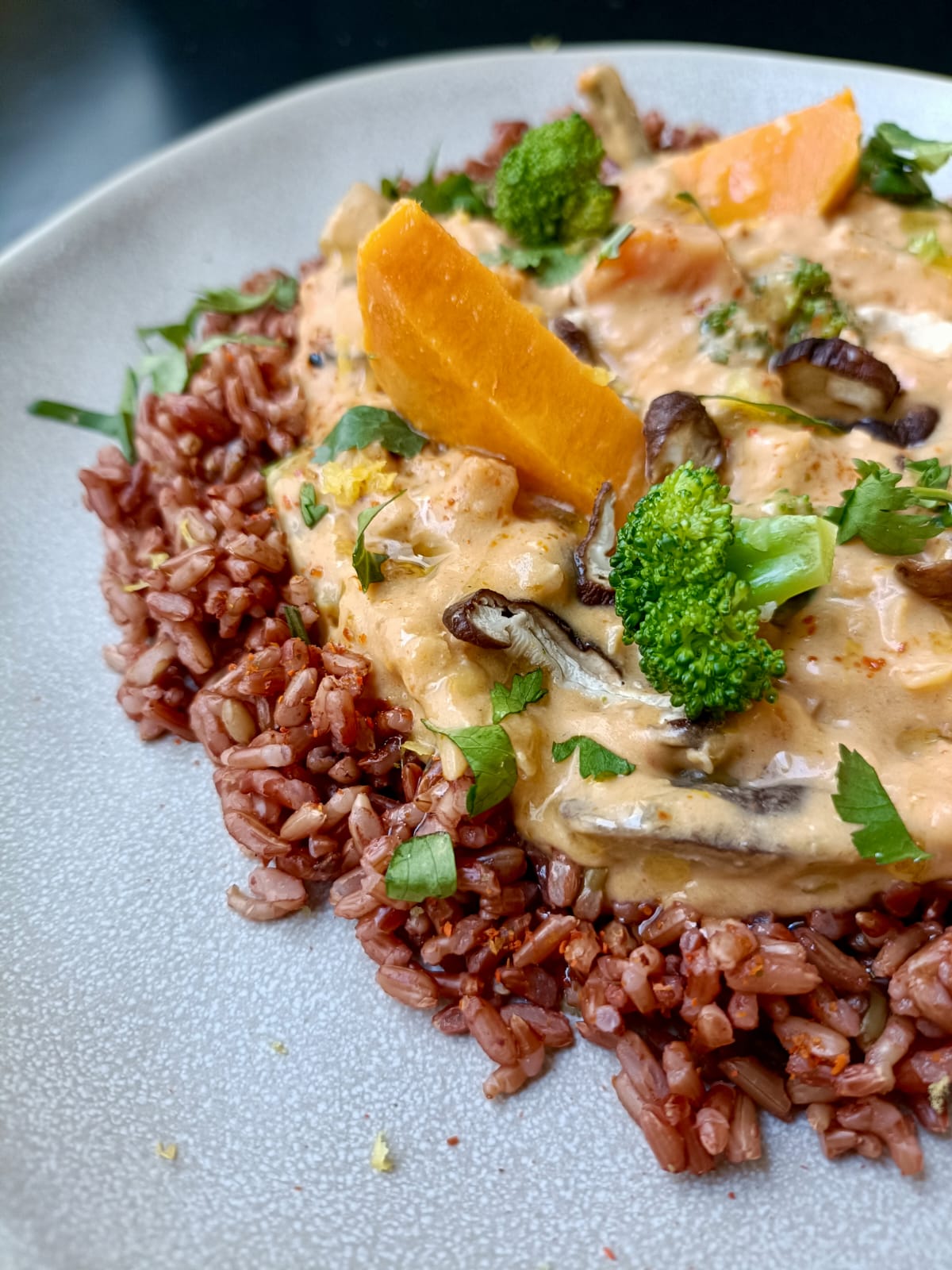 Curry Thai con verduras, lenteja roja y arroz integral