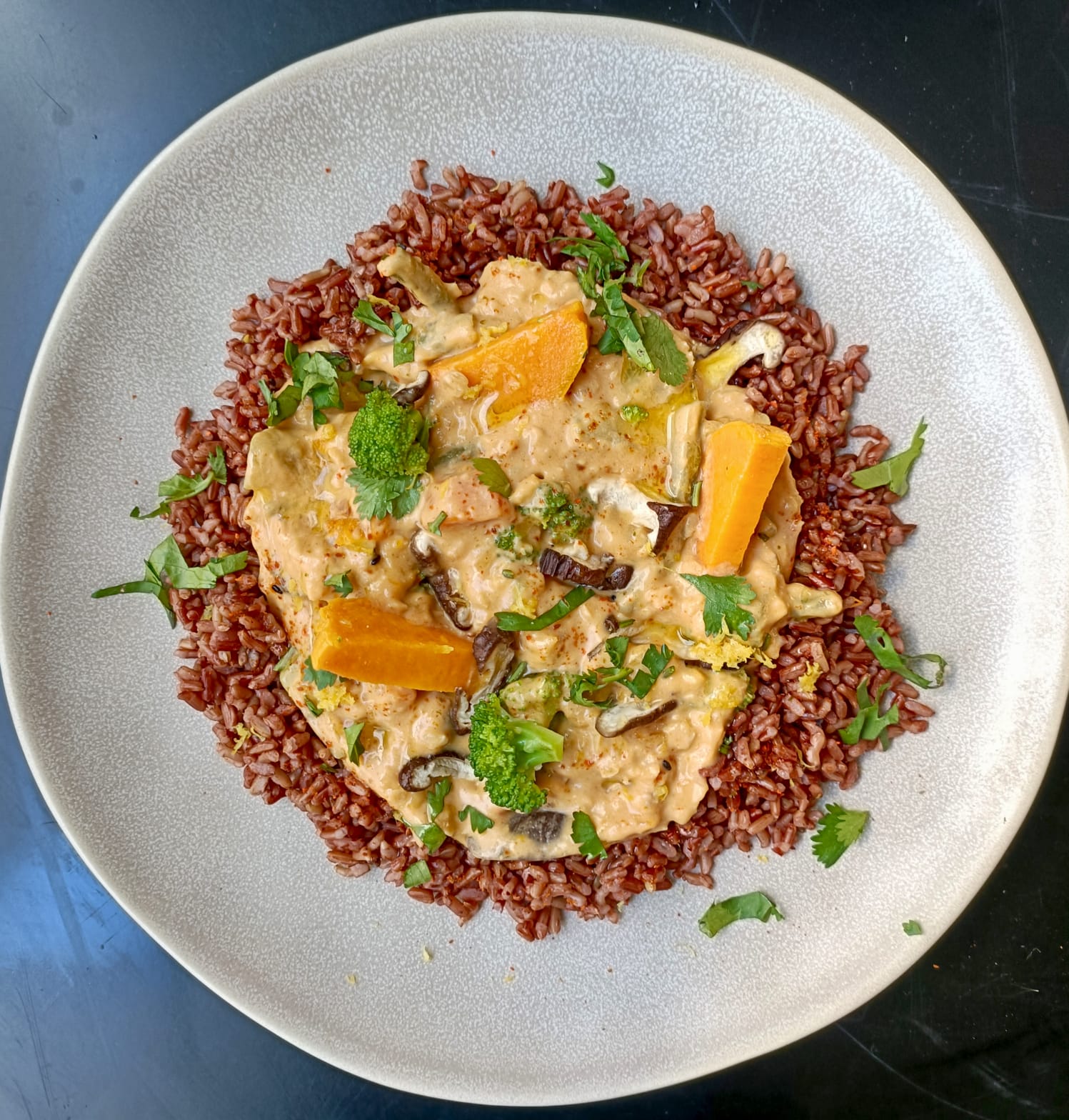 Curry Thai con verduras, lenteja roja y arroz integral