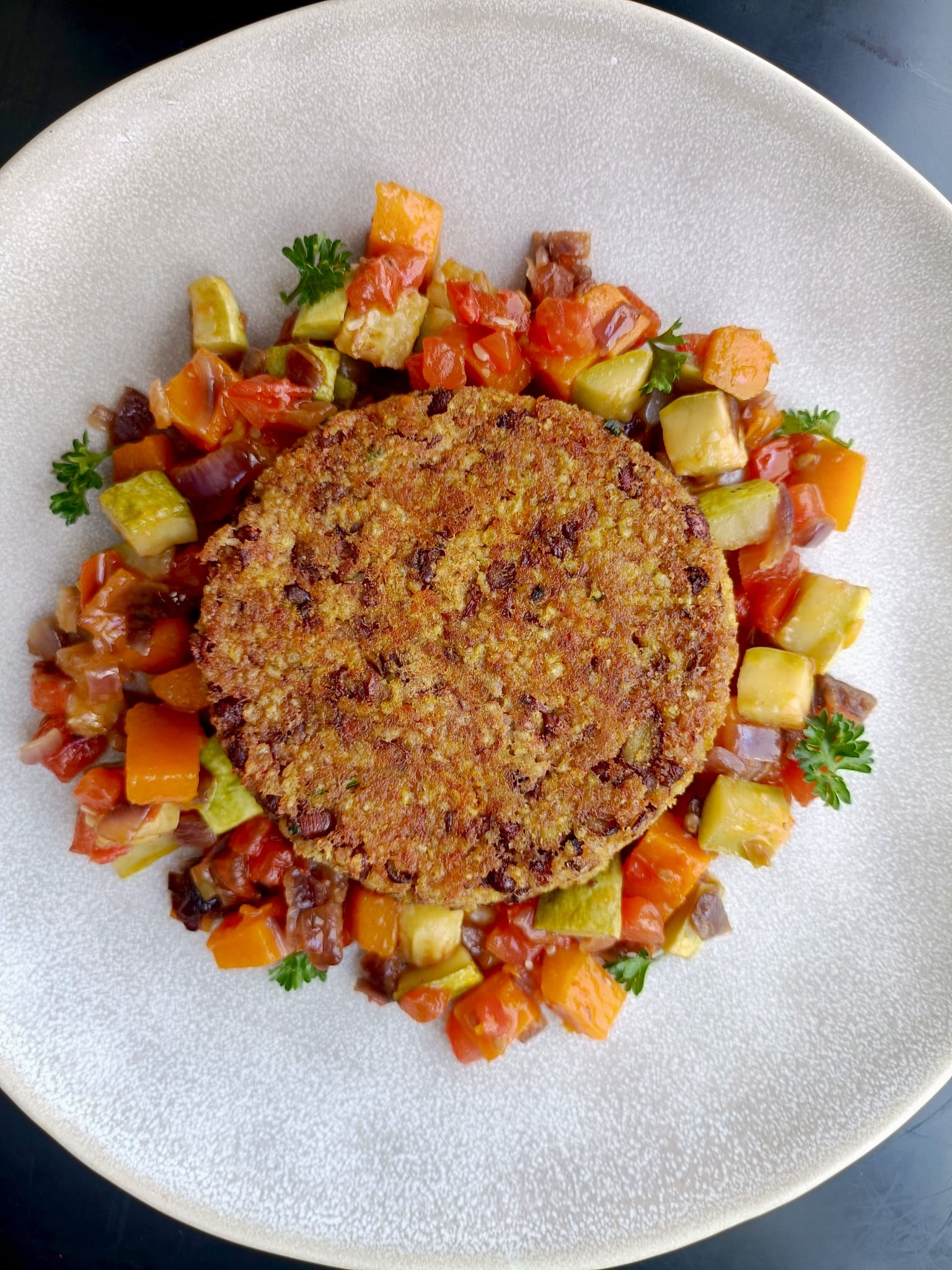 Hamburguesa de azukis y mijo con pisto de verduras de la huerta