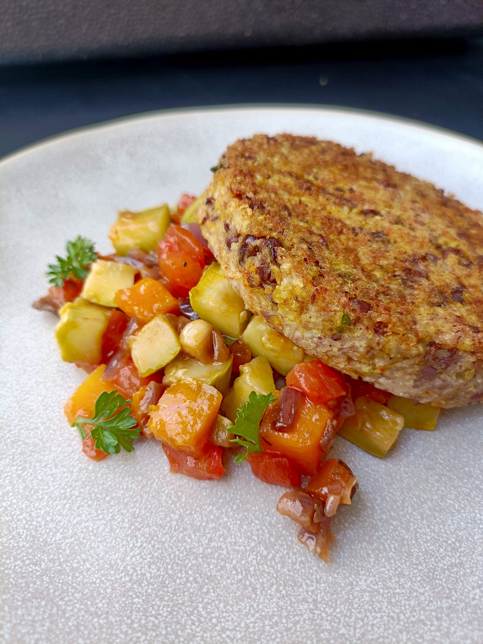 Hamburguesa de azukis y mijo con pisto de verduras de la huerta