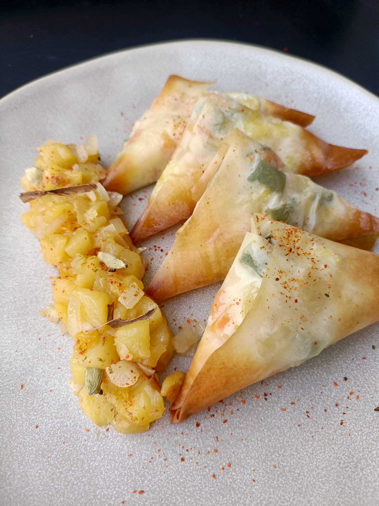 Empanadilles tipus "samoses" amb chutney de poma i albercoc