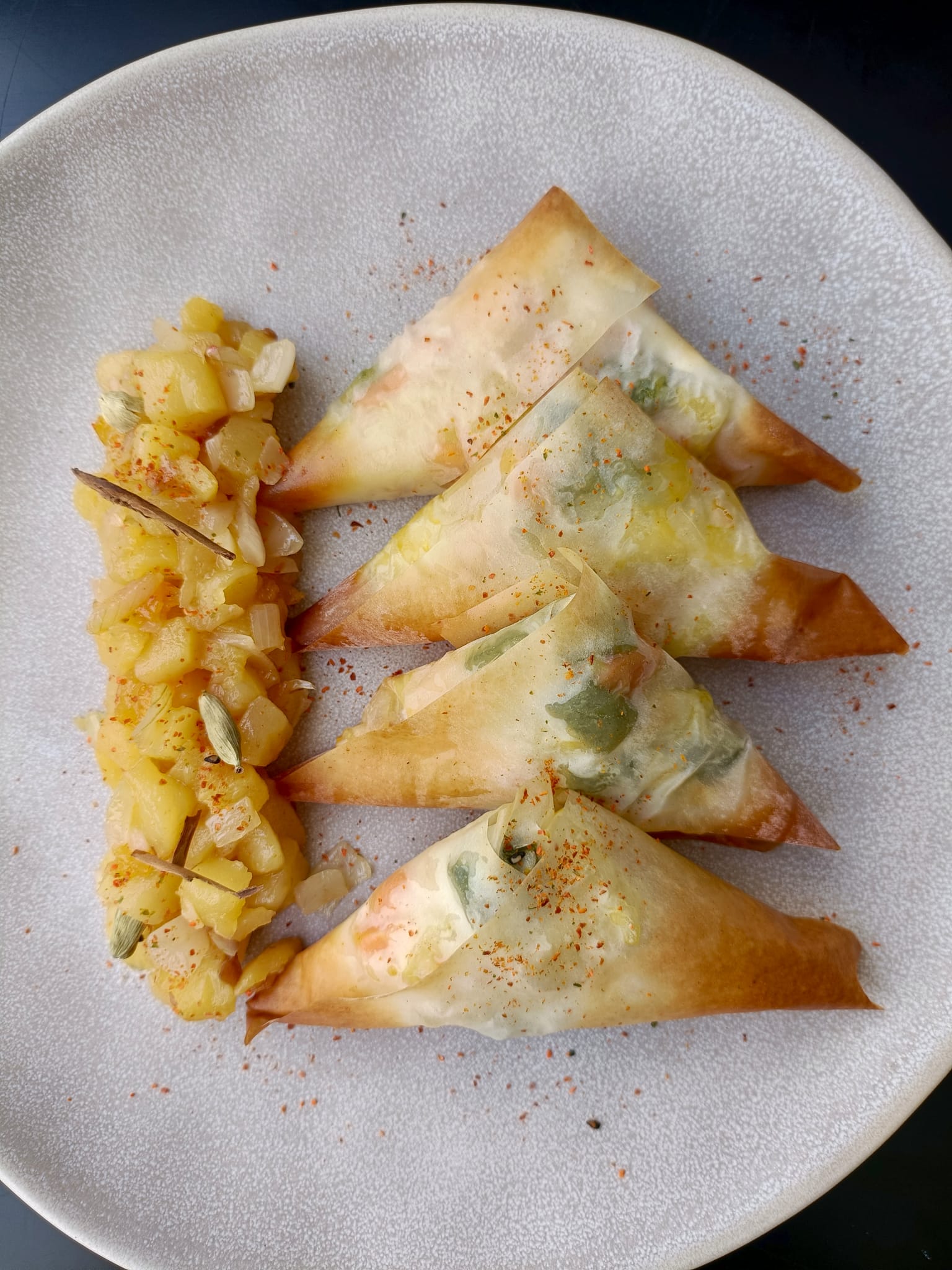 Empanadilles tipus "samoses" amb chutney de poma i albercoc