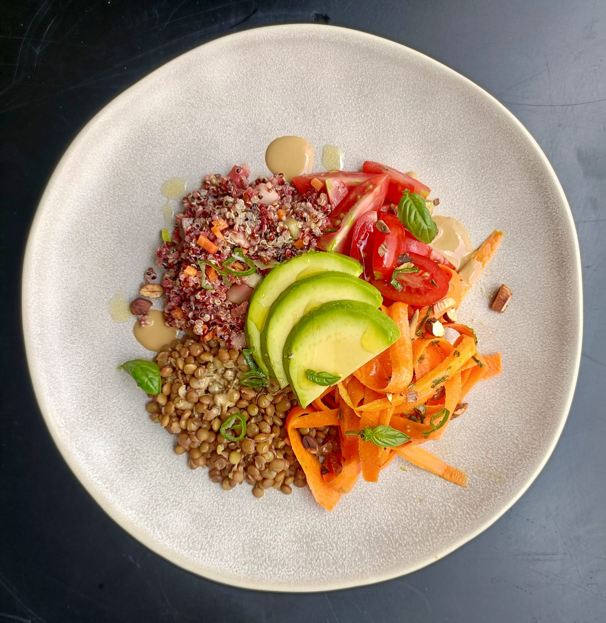 Ensalada de quinoa, lentejas, zanahorias marinadas y vinagreta de miso suave