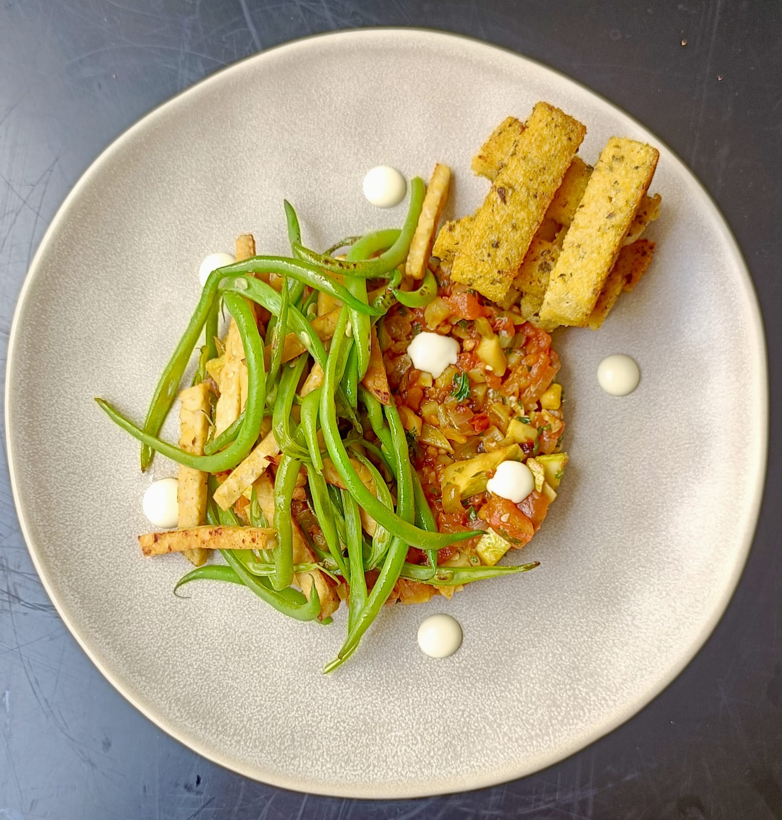 Polenta cruixent, pisto manxec i saltejat de mongetes verdes i tempeh