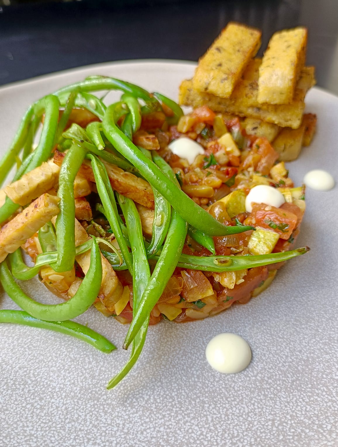 Polenta cruixent, pisto manxec i saltejat de mongetes verdes i tempeh