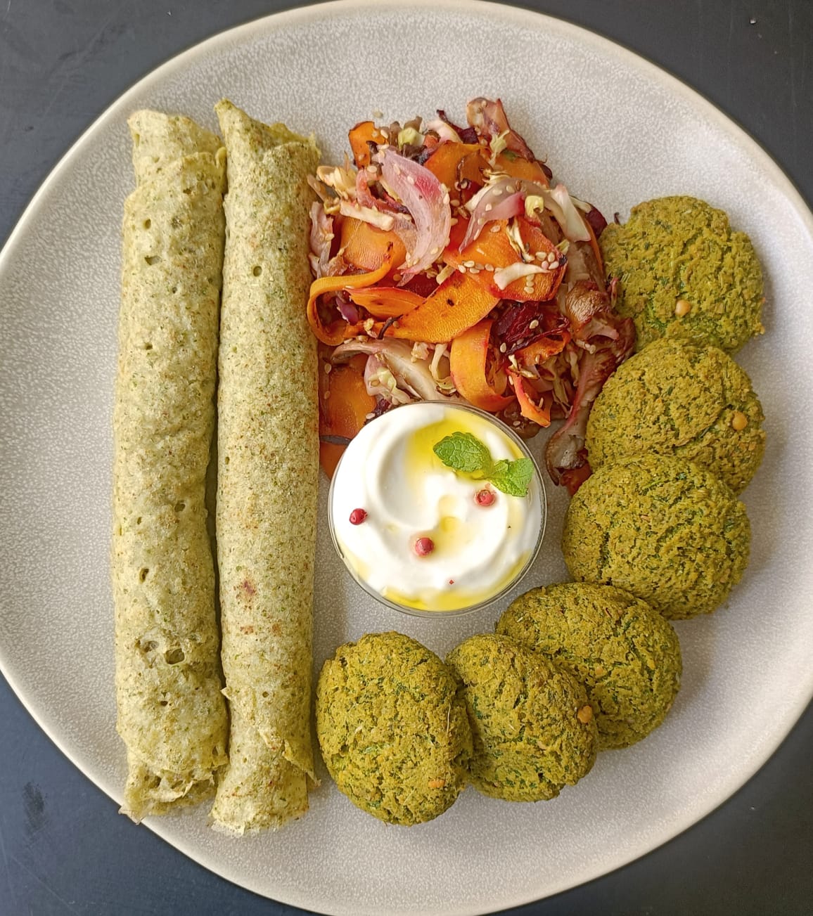Falafel con verduras salteadas, salsa de yogurt y crepes