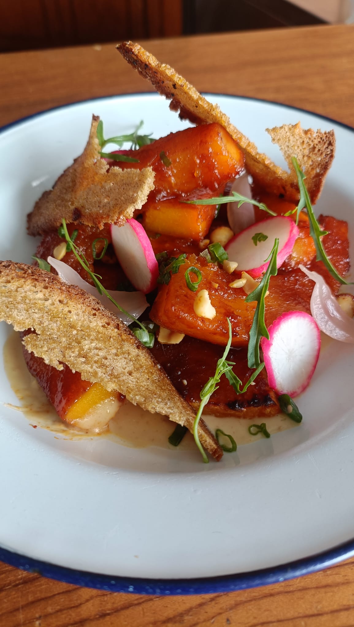 Calabaza BBQ con hummus y salsa de cacahuete y lima