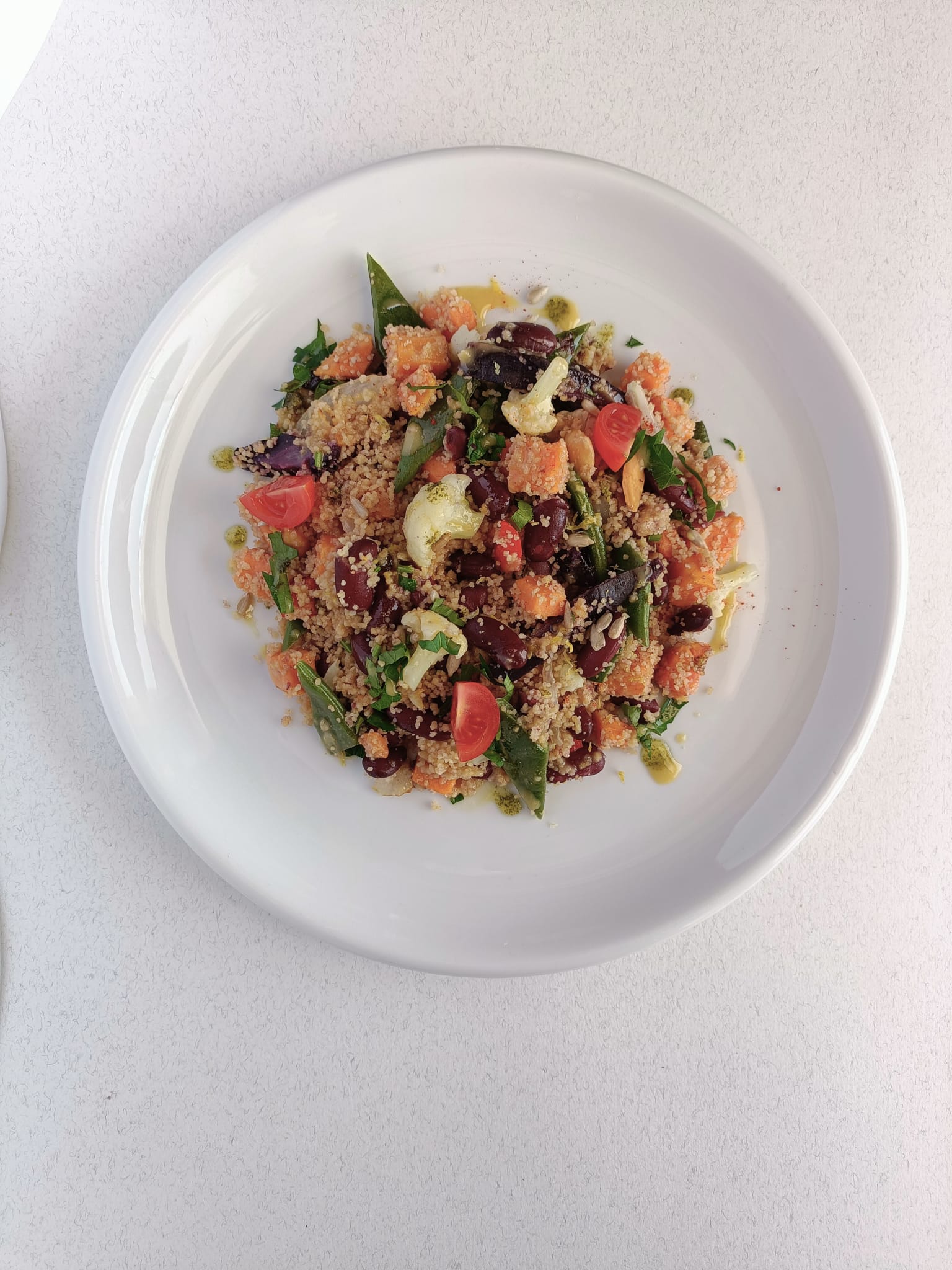 Cuscús con verduras, garbanzos y salsa tahini