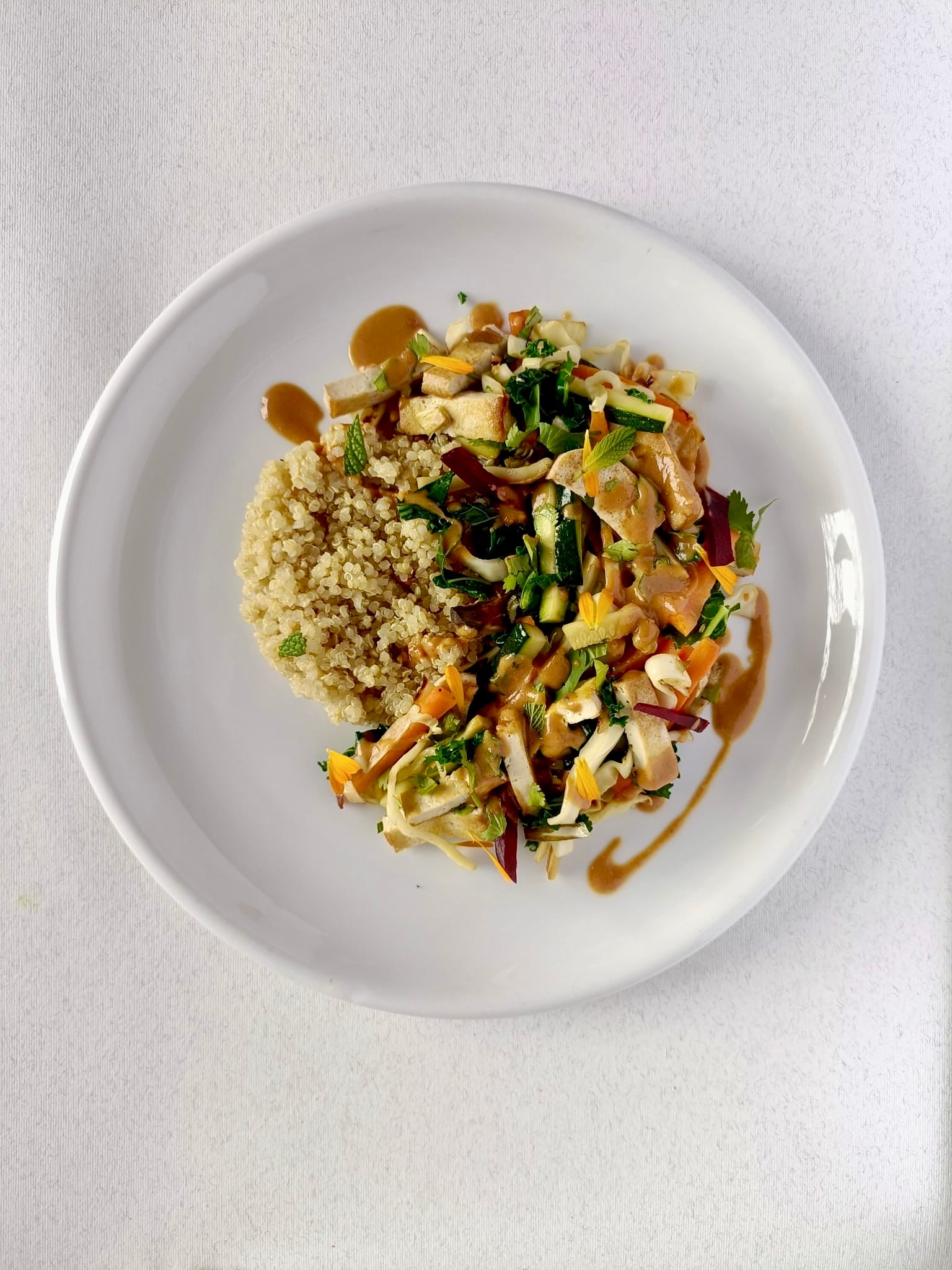 Wok de quinoa con verduras, tofu ahumado y salsa satay