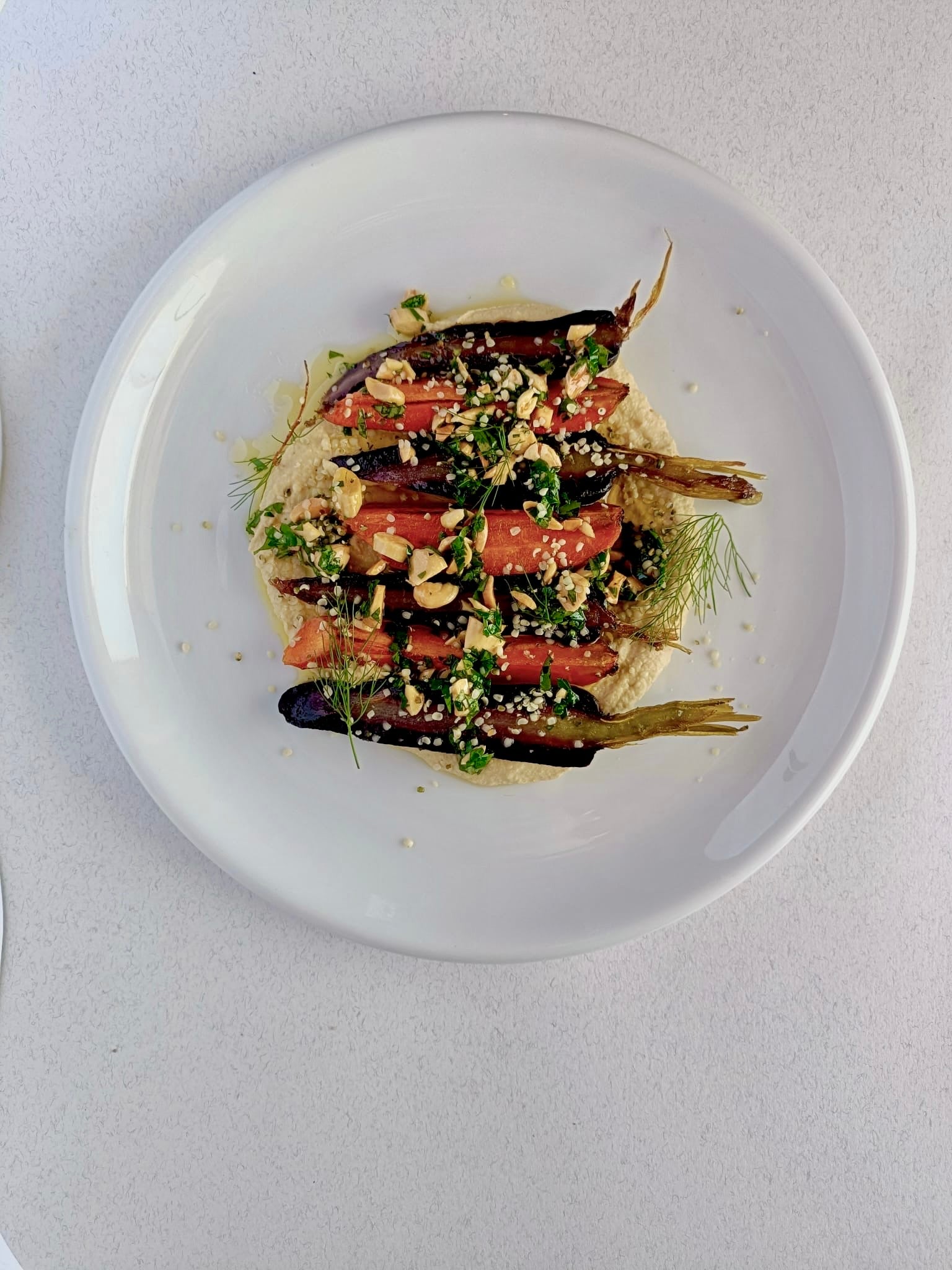 Zanahorias asadas con hummus y gremolata